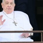 Papa Francisco faz primeira aparição pública na ja…