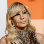 Donatella Versace deixa direção criativa da empresa e Prada pode comprar marca por US$ 1,6 bilhão