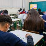 Inadimplência em escolas cai mais de 2% em 2024, diz pesquisa