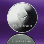 Ethereum sobe mais de 5% e bitcoin volta aos US$ 83 mil em dia de decisão de juros nos EUA