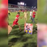 Jogador do CRB chuta foto de atleta do CSA após título; veja vídeo