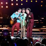 Jonas Brothers lançam turnê de 20 anos e brasileiros cobram shows