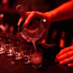 Shooters: novo drink servido em copos de shots vira moda em bares e restaurantes de NY